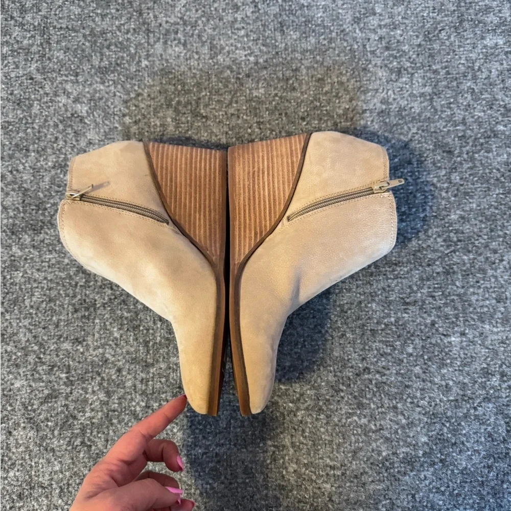 Lucky Brand Women's Tan Cream‎ Zemlin Wedge Bootie Ankle Boot Size 9.5